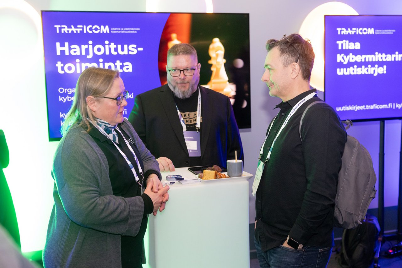 Traficomin Kyberturvallisuuskeskuksen asiantuntijat esittelevät keskuksen palveluita seminaarikävijälle.