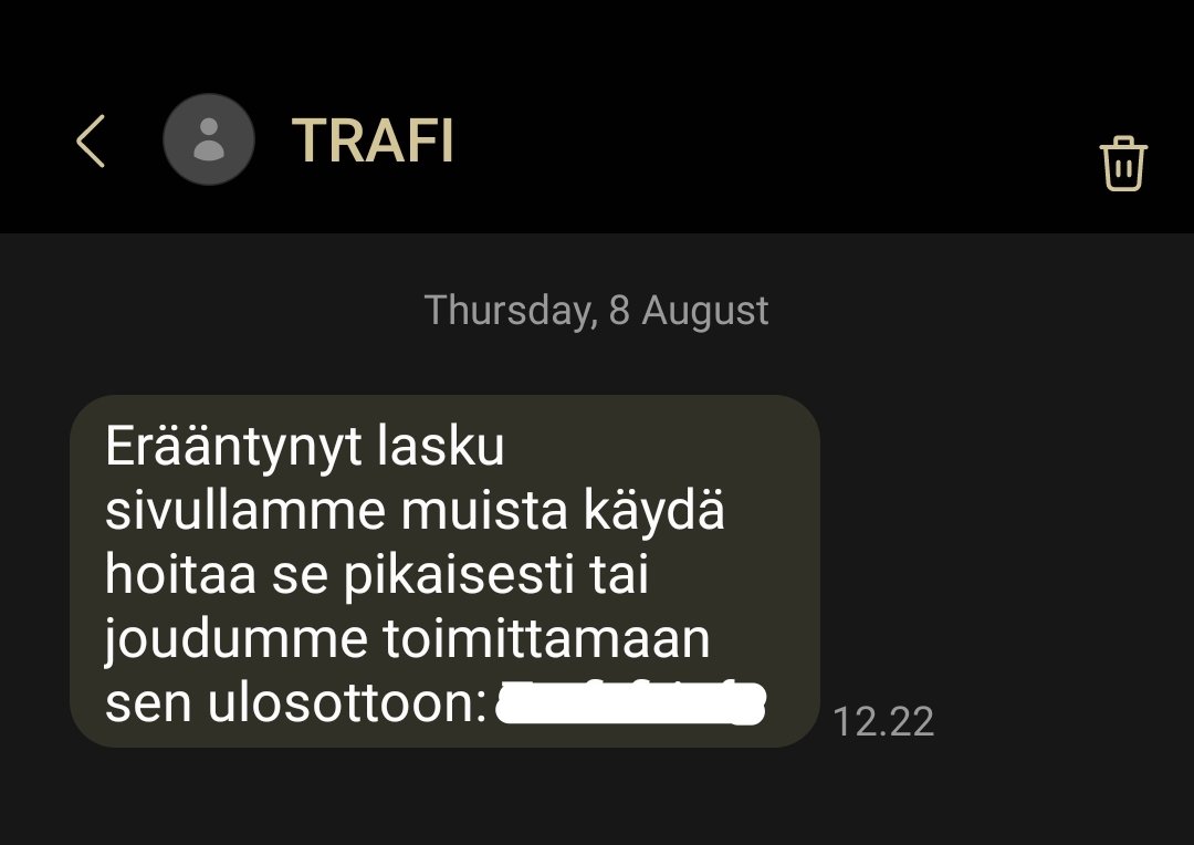 Kuva tekstiviestistä, jonka lähettäjäksi on merkitty TRAFI. Viestissä kerrotaan: Erääntynyt lasku sivullamme muista käydä hoitaa se pikaisesti tai joudumme toiminttamaan sen ulosottoon. Viestissä ollut linkki kalastelusivulle on peitetty piiloon.