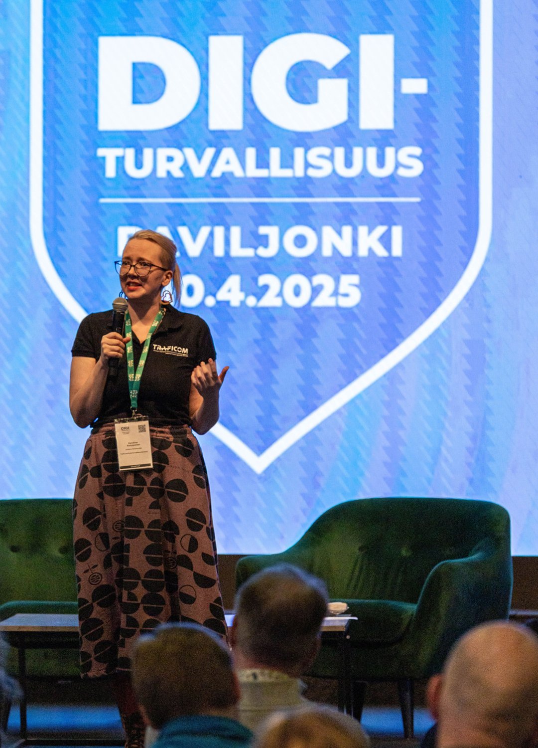 Johtava asiantuntija Karoliina Kemppainen esiintyy Digiturvamessuilla.