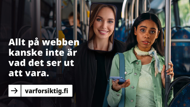 Allt på webben kanske inte är vad det ser ut att vara. varforsiktig.fi.  En ung kvinna tittar skeptiskt på kameran, bakom henne står en bedragare vars ansikte är ersatt av en telefonens skärm som visar en slickt leende kvinnas ansikte.