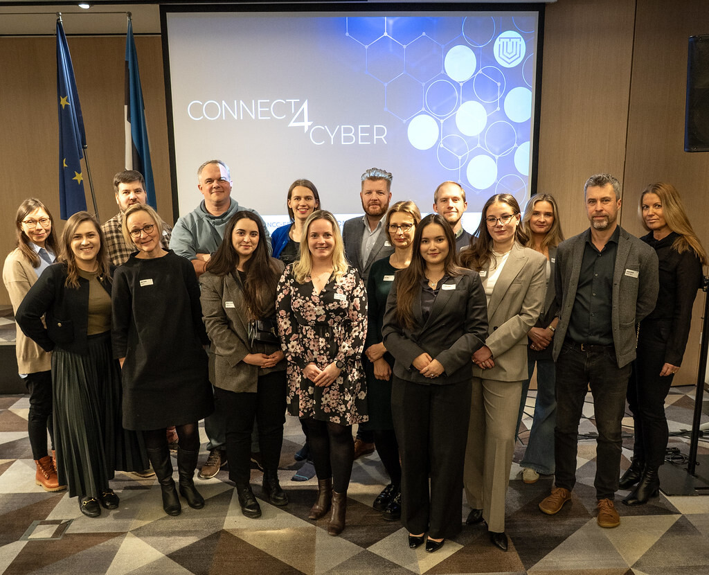 Connect4Cyber-tilaisuuden järjestäjät yhteiskuvassa