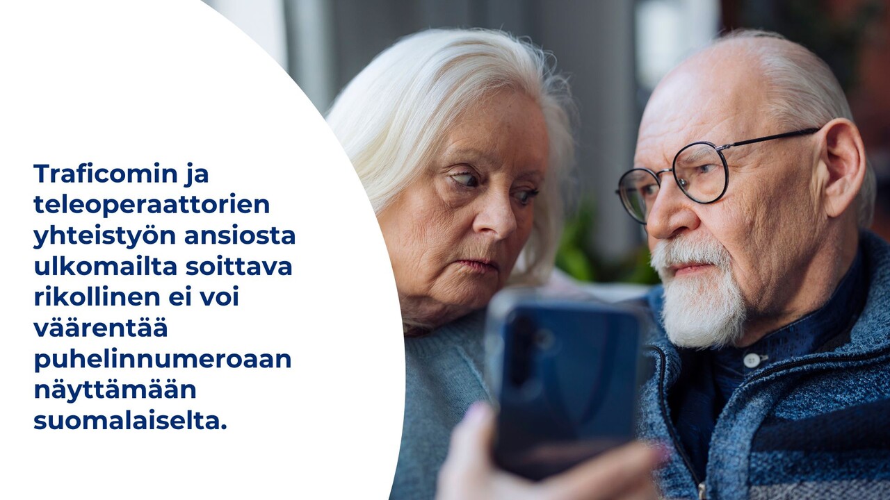 valokuvassa kaksi vanhusta katsoo soivaa matkapuhelinta epäilevän näköisenä. Teksti: Traficomin ja teleoperaattorien yhteistyön ansiosta ulkomailta soittava rikollinen ei voi väärentää puhelinnumeroaan näyttämään suomalaiselta. 